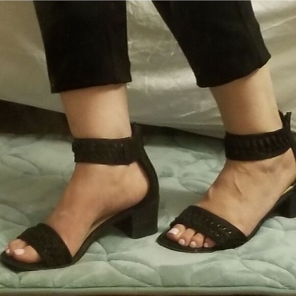 Pre-owned women’s shoes by Fergalicious black 2" heel - Picture 1 of 9